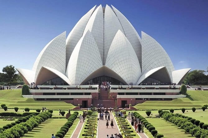 Tour a Nueva y Vieja Delhi Con Guía en Idioma Español - India Gate, Lotus Temple, and other major stops that anchor the day